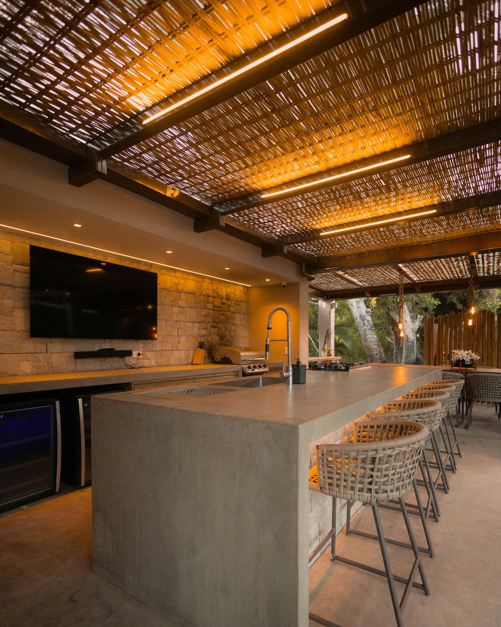 Custom Outdoor Kitchen Design & Installation