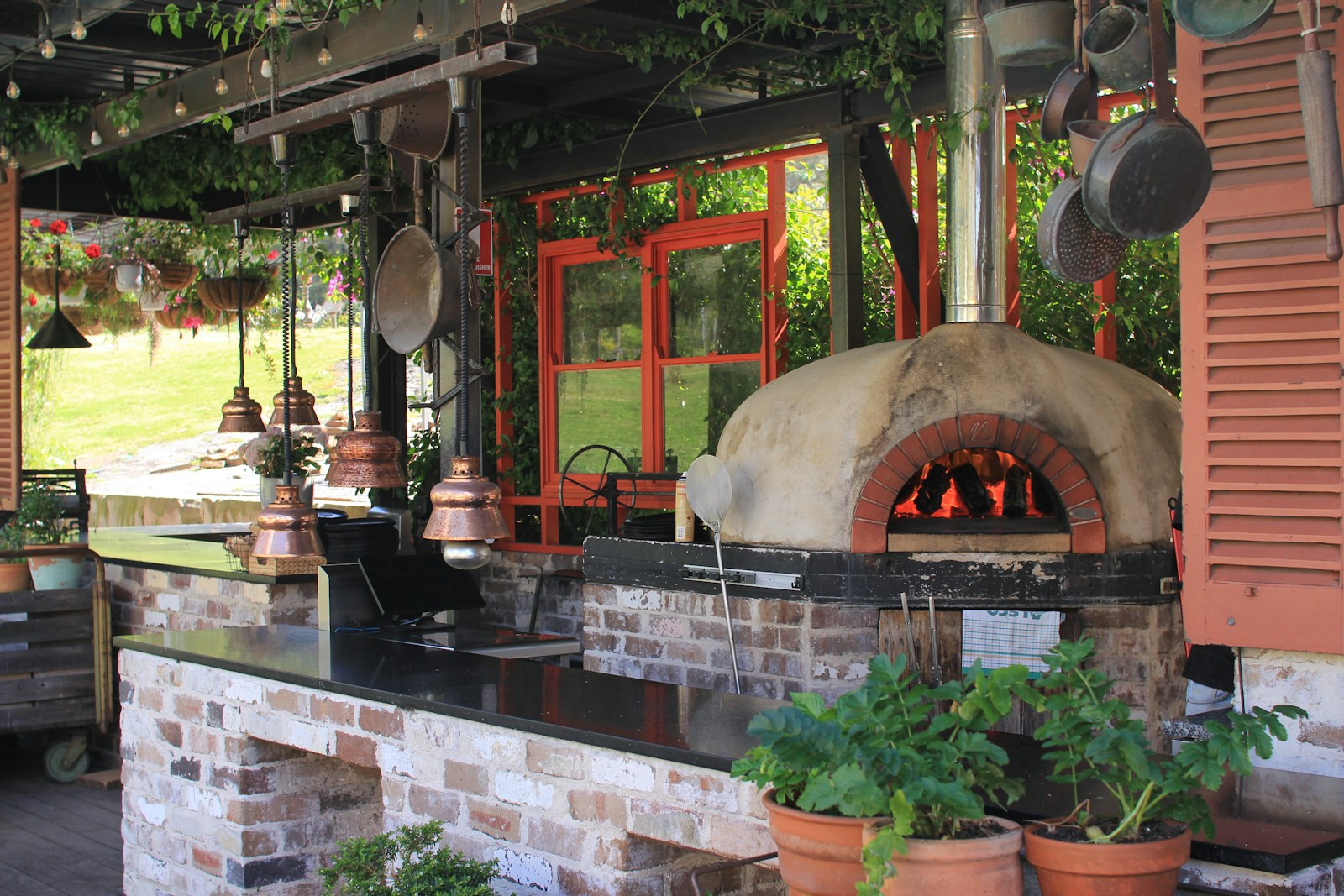 Outdoor Pizza Ovens & Cooking Stations
